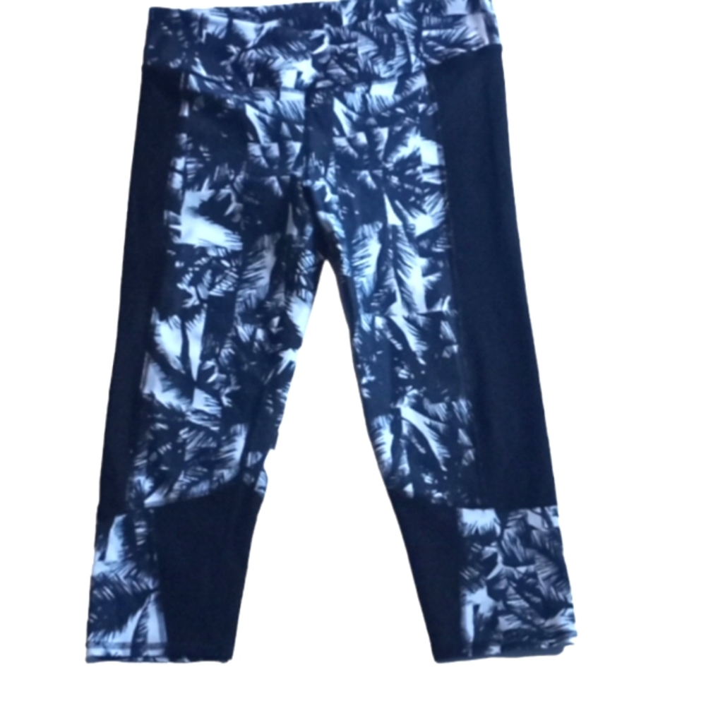 Fabletics  calf length athletic leggings size m black & White palm tree design